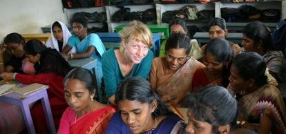 Une volontaire de Projects Abroad autonomise les femmes lors de leur cours d'anglais en Inde Des femmes locales assistent à un cours d'anglais en Inde